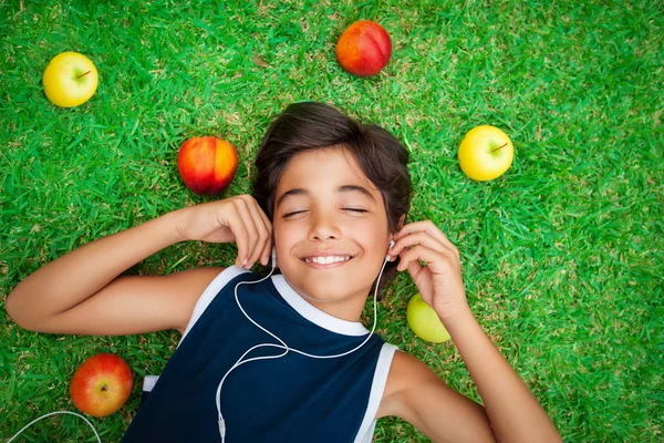 Fröhlicher Junge hört Musik — Stockfoto