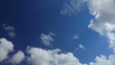 Güzel kabarık bulutların üstünde mavi açık gökyüzü. Dolu Hd Video