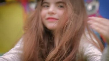 Sevimli küçük kız açık havada oynuyor. Dolu Hd Video