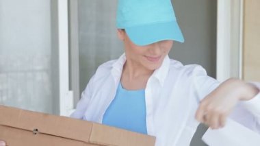 Pizza teslim etmek güzel bir kadın. Dolu Hd Video