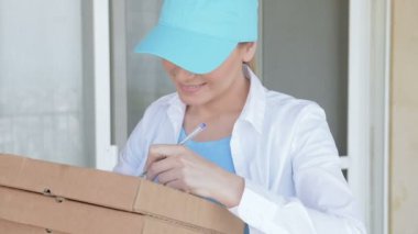 Pizza teslim etmek güzel bir kadın. Dolu Hd Video