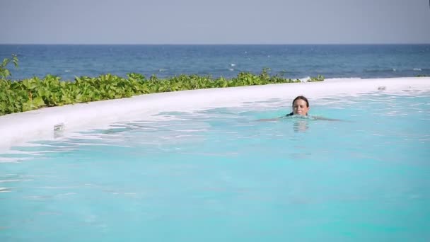 Schöne Frau in einem Infinity-Pool. Full HD-Video — Stockvideo