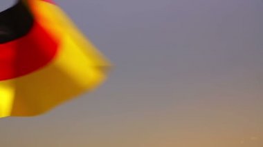 Alman bayrağı rüzgarda sallayarak. Dolu Hd Video