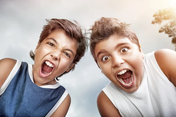 Retrato de dois meninos loucos — Fotografia de Stock