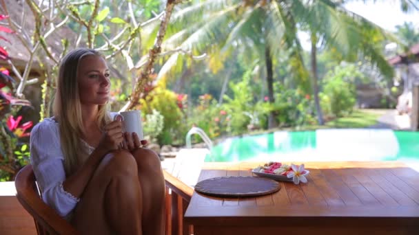 Pretty woman drinking tea outdoors. Full HD Video — Stock Video