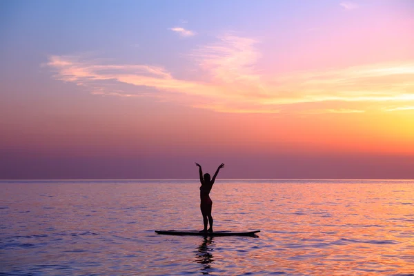 Fare asana yoga sulla spiaggia — Foto Stock