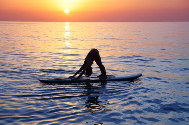 Sahilde Yoga yapmak