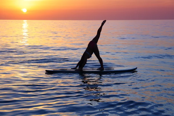 Fare Yoga sulla spiaggia — Foto Stock