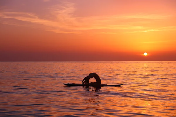 Vrouw trainingen op het strand — Stockfoto