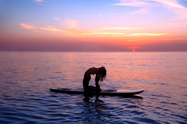 Entrenamientos de mujeres en la playa — Foto de Stock