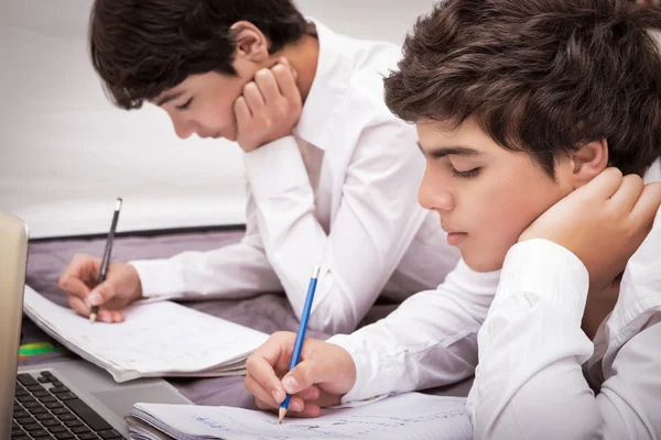 Zwei Jungen beim Hausaufgabenmachen — Stockfoto