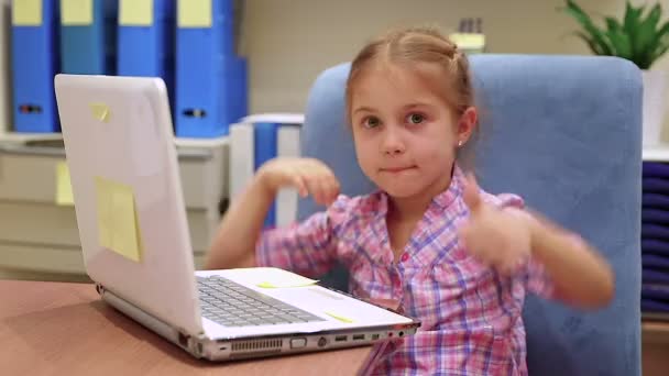 Liten flicka som leker på den bärbara datorn. Full Hd-Video — Stockvideo