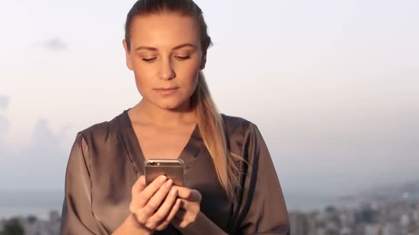 Bella donna con il cellulare. Video Full HD — Video Stock