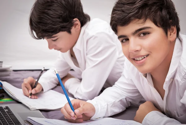 Deux garçons faisant leurs devoirs — Photo