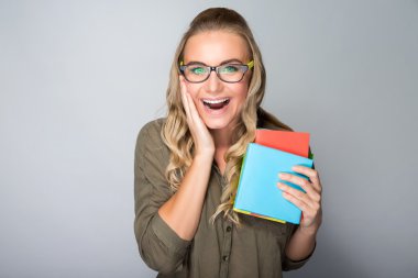 Mutlu heyecanlı öğrenci kız