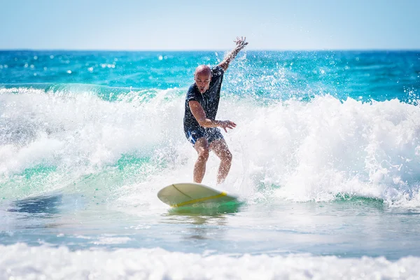 Sörfçü dalgaları zevk — Stok fotoğraf