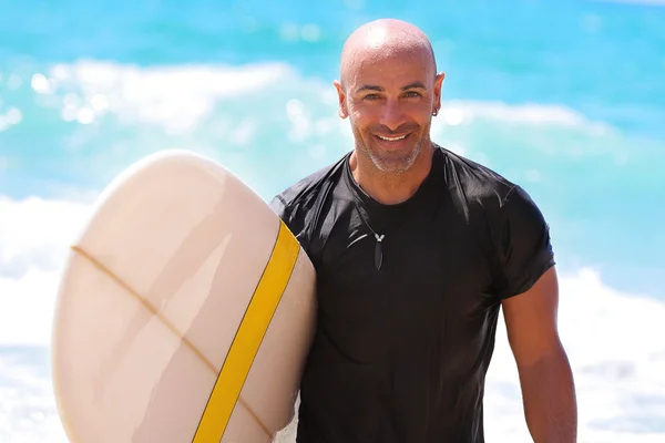 Homem bonito com prancha de surf — Fotografia de Stock