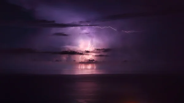 海の上の紫の雷 — ストック写真