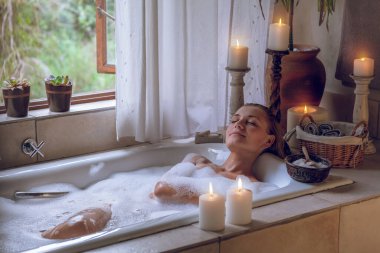 Zevkle Banyo 'da Köpükle Yatan Güzel Kadın. Spa Hotel 'de hafta sonunun tadını çıkarıyorum. Şımarma Günü. 