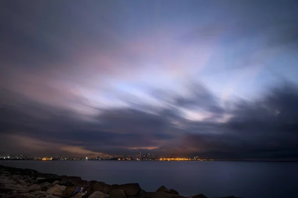 Ville Côtière Est Visible Loin Longue Exposition Ciel Nocturne Sur — Photo