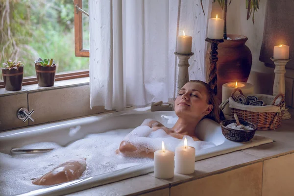 Schöne Frau Mit Vergnügen Liegend Der Badewanne Mit Schaum Genießen — Stockfoto