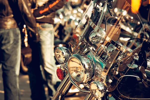 Foto Cerca Una Moto Aspecto Vintage Vehículo Acero Brillante Motociclistas —  Fotos de Stock