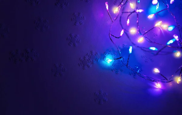 圣诞背景 雪片意粉 蓝背带上的彩灯 节日贺卡 新年庆祝的漂亮装饰 — 图库照片