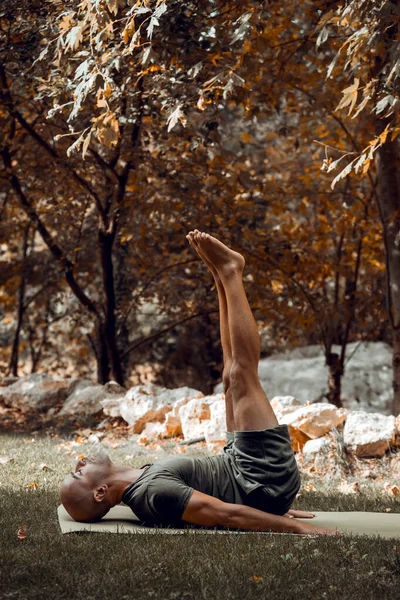 Schöner Sportlicher Mann Beim Yoga Autumnal Park Athletischer Typ Beim — Stockfoto