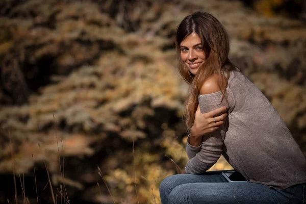 Mooi Meisje Met Plezier Die Tijd Doorbrengt Het Herfst Park — Stockfoto