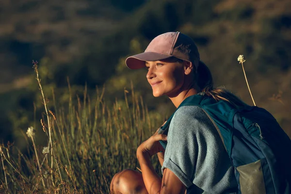 Retrato Uma Bela Mulher Feliz Desfrutando Luz Suave Pôr Sol — Fotografia de Stock