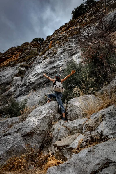 活泼活泼的女人爬上了高山 小心背包客的四肢一直到Tannourine Picks 黎巴嫩的极端假期 — 图库照片