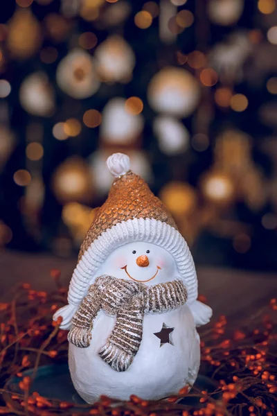 家での幸せな冬の休日 装飾された光るクリスマスツリーの背景の上のテーブルの上に素敵な小さな雪だるまの燭台 フェスティバル Still Life Boke — ストック写真