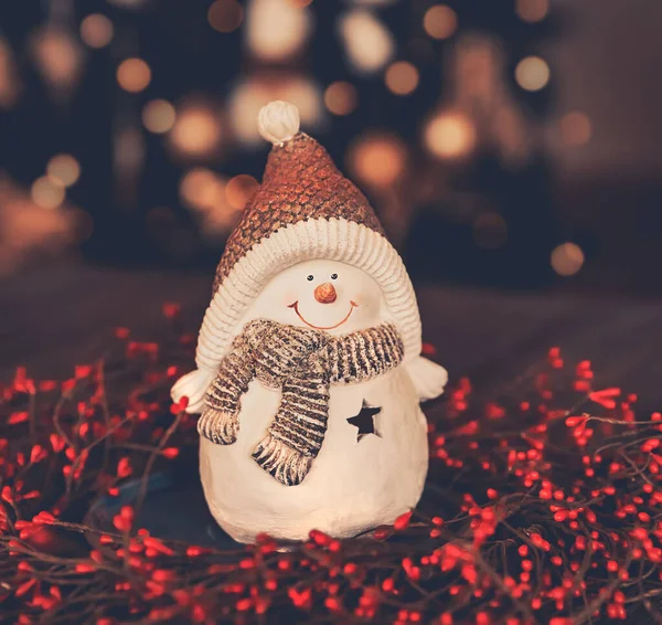 Όμορφη Χριστουγεννιάτικη Διακόσμηση Cute Little Snowman Toy Στέκεται Στο Κόκκινο — Φωτογραφία Αρχείου