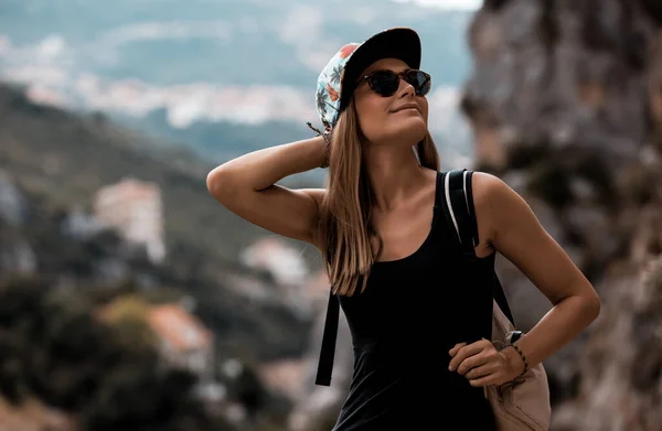 Portret Van Een Leuk Gelukkig Meisje Met Rugzak Trekking Bergen — Stockfoto