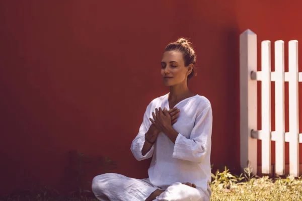 美しい平和女性裏庭でヨガの演習を行う ロータス姿勢での朝の瞑想 健康的な禅ライフスタイル — ストック写真