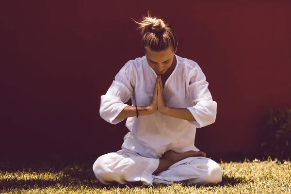 Миролюбивая Женщина Выполняющая Упражнения Йоги Заднем Дворе Медитирует Закрытыми Глазами — стоковое фото