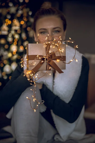Jolie Fille Avec Plaisir Recevant Cadeau Fête Élégante Boîte Cadeau — Photo