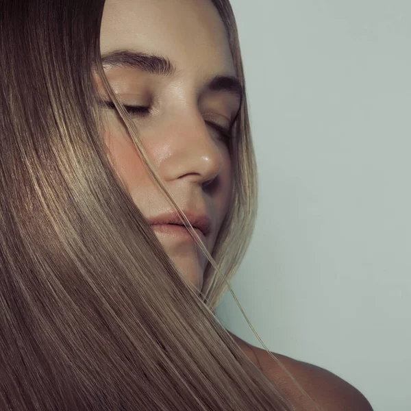 스러운 머리와 배경에 피부를 아름다운 여성의 초상화 케라틴 머리를 치료법 — 스톡 사진