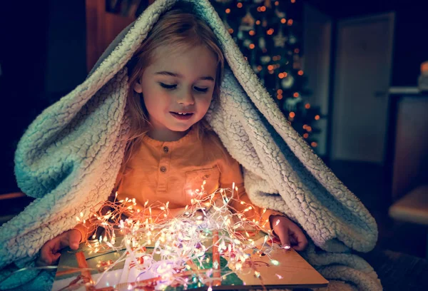 Bebê Bonito Sob Xadrez Com Prazer Leitura Livro Contos Natal — Fotografia de Stock