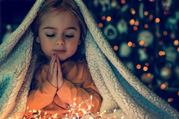 Kid Making Magic Wish Para Férias Inverno Bebê Perto Árvore — Fotografia de Stock