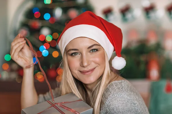 Retrato Uma Mulher Loira Alegre Vestindo Chapéu Vermelho Santa Com — Fotografia de Stock