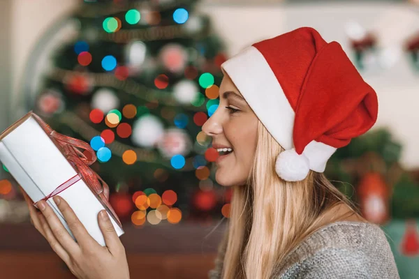 Profil Porträtt Trevlig Santa Girl Med Julklappslåda Händerna Tillbringa Vintersemestern — Stockfoto