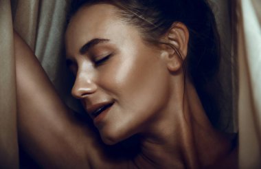 Kapalı Gözlü Baştan Çıkarıcı Bir Kadının Kapalı Yüzü. Kadın Şehvetinin Otantik Güzelliği. Moda. Bak.