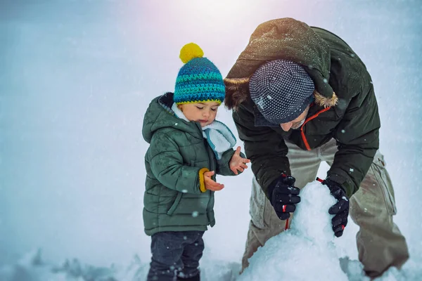 Schattig Klein Jongetje Met Vader Die Plezier Heeft Buiten Winter — Stockfoto
