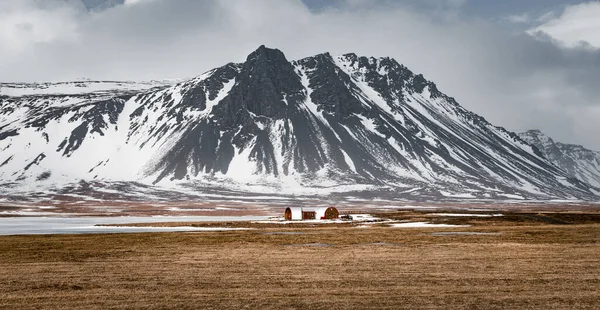 Fantastisk Vinter Utsikt Över Det Höga Berget Täckt Med Vit — Stockfoto