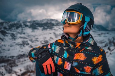 Snowboardcu dağdan inmeye hazırlanıyor. Mutlu Aktif Kız Portresi Güzel Kış Kayağı Tatil Köyü 'nün tadını çıkarıyor