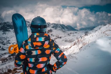 Female Snowboardcunun Arka Manzarası Karlı Dağlar 'ın Harika Manzarasının keyfini çıkarıyor. Aktif Sağlıklı Yaşam Tarzı. Kış Tatillerini Kayak Tatilinde Geçirmek.