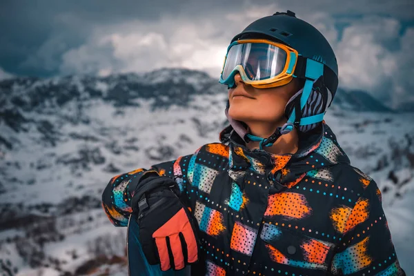 Snowboarder Preparando Para Descer Montanha Retrato Menina Ativa Feliz Desfrutando — Fotografia de Stock