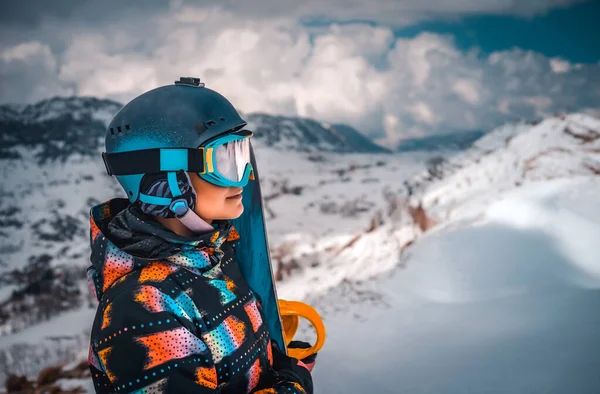 Profil Portrait Snowboarder Girl Regardes Loin Magnifique Paysage Montagne Hivernal — Photo