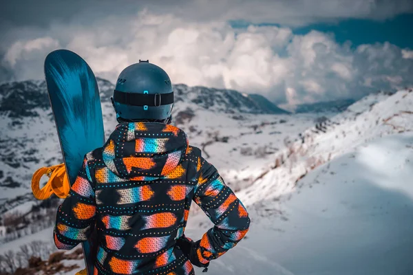 Tylny Widok Kobiety Snowboardzistki Cieszącej Się Niesamowitym Widokiem Zaśnieżone Góry — Zdjęcie stockowe